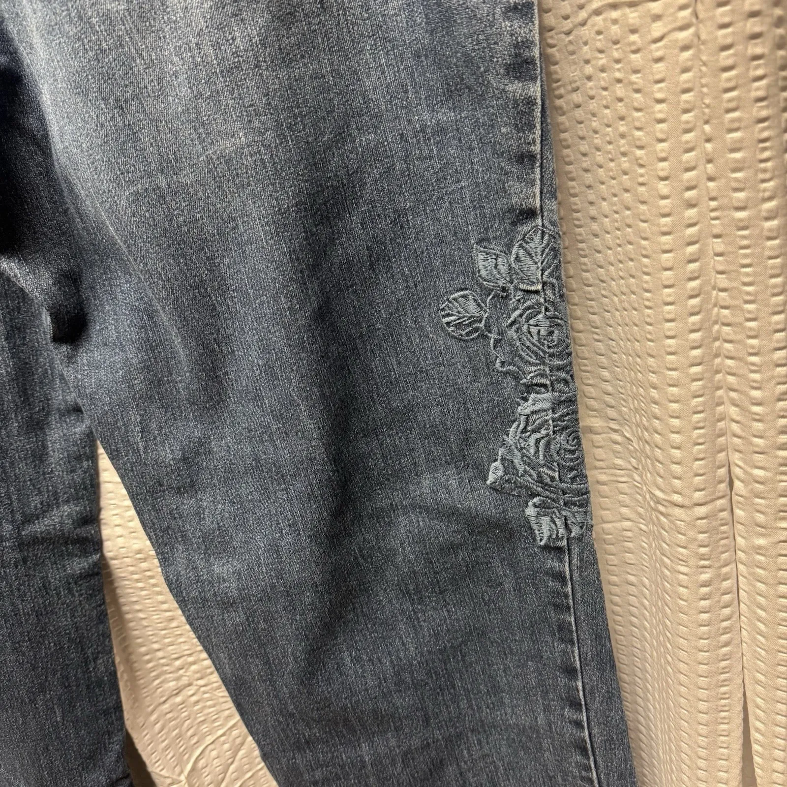 Gloria Vanderbilt Jeans Woman's Size 14 Amanda Blue Embroidered Flowers - Image 10