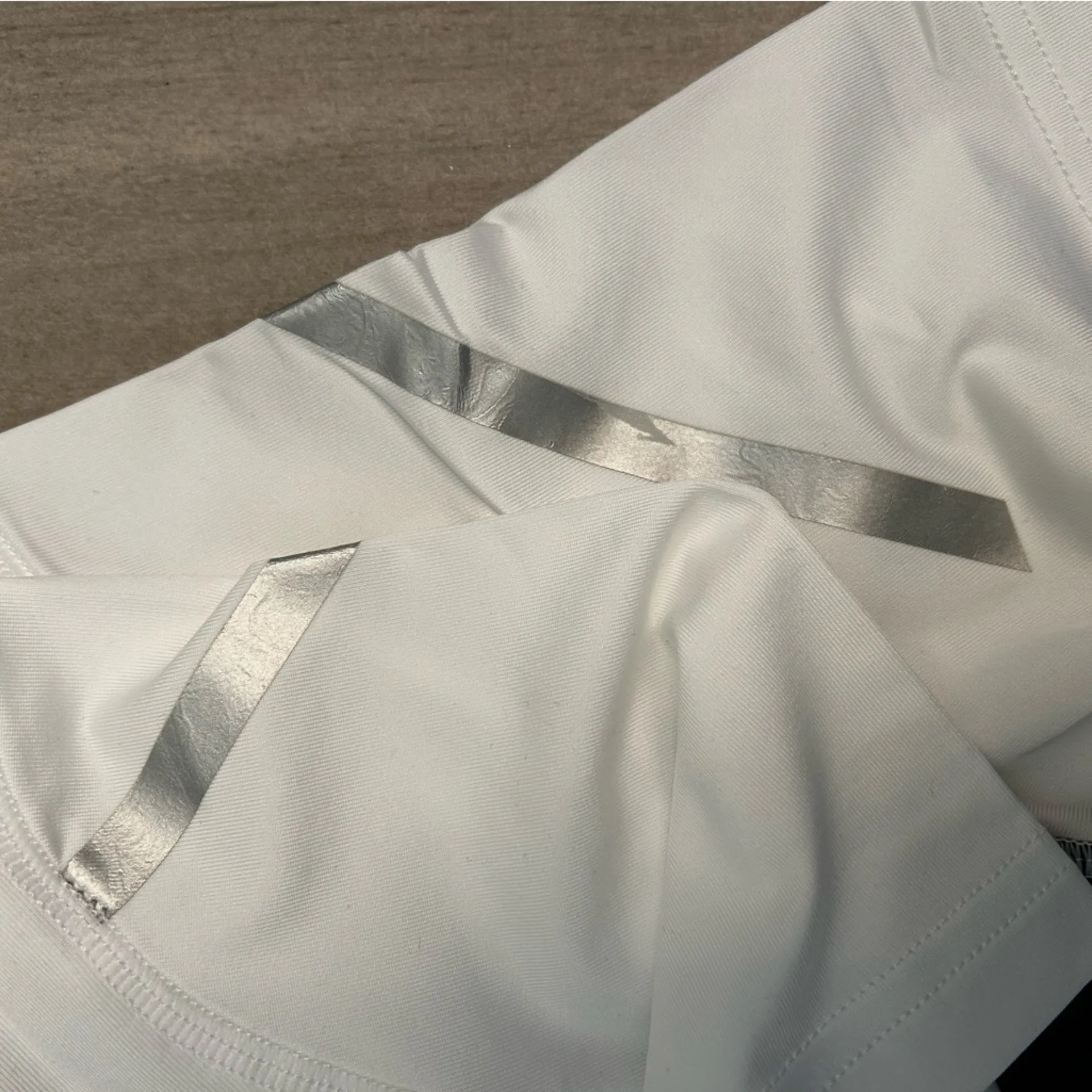 Mizuno women’s Techno VII short sleeve athletic top size small - Image 3