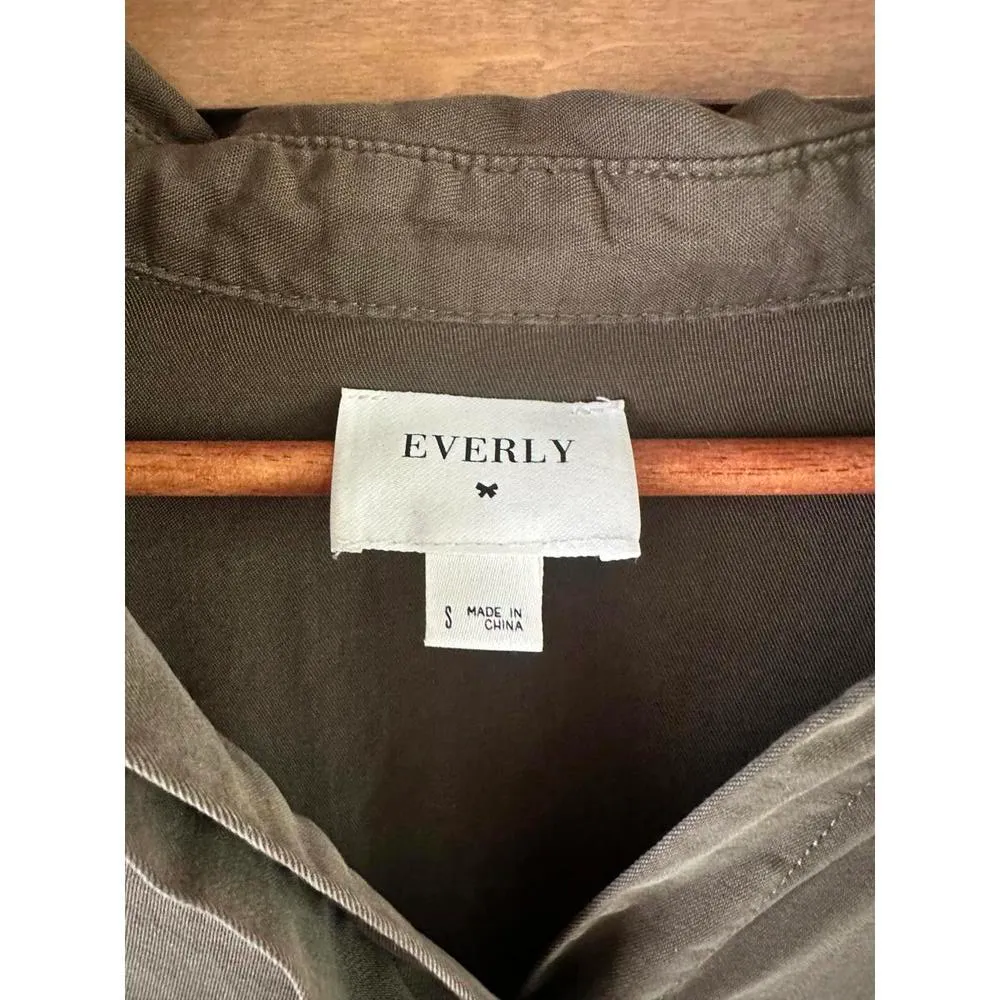 Everly Olive Green Button Down Roll Tab Blouse Women’s size Small​ - Image 8