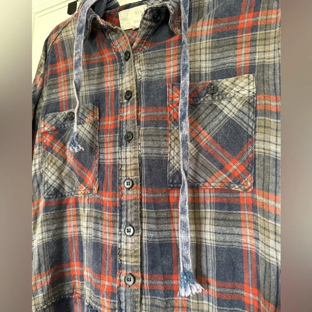 Oli & Hali Red and Navy Flannel Hooded Button Up Top size small Blue - Image 3
