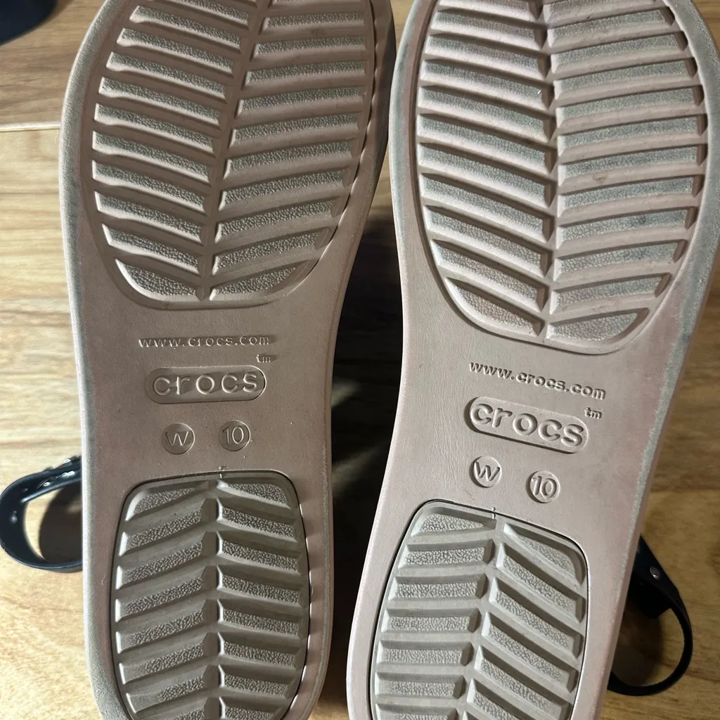 CROCS Black and Tan Platform Sandals - Image 11