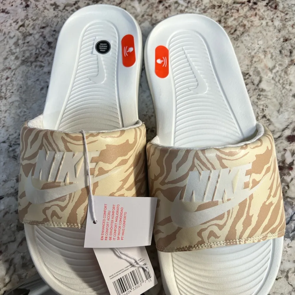 Nike Victori One Print Slip On Slides Sandals Size Women’s 11 Mens 10 CN9676-105 - Image 3