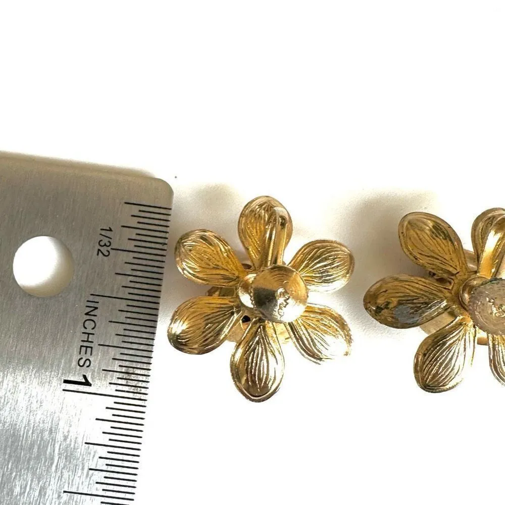 Coro pink and gold tone vintage flower clip on earrings - Image 5