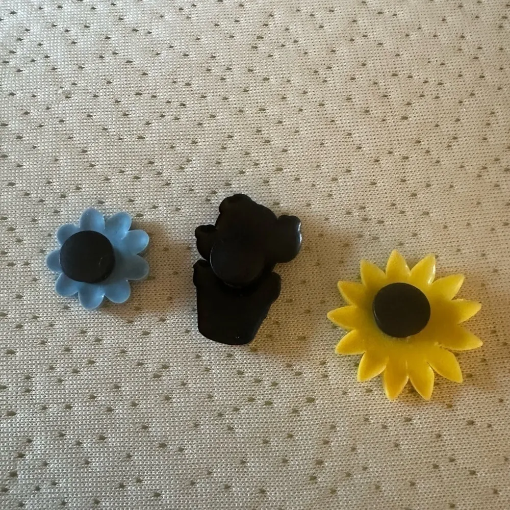 Jibbitz Flower Croc Charms Set of 3 NWT Yellow Size undefined - Image 3