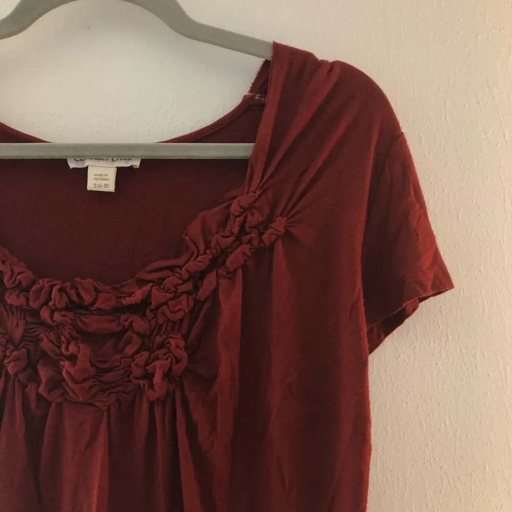 Coldwater Creek Top Maroon Ruffle Front Scoop Neck Short Sleeve Sz S EUC - Image 5