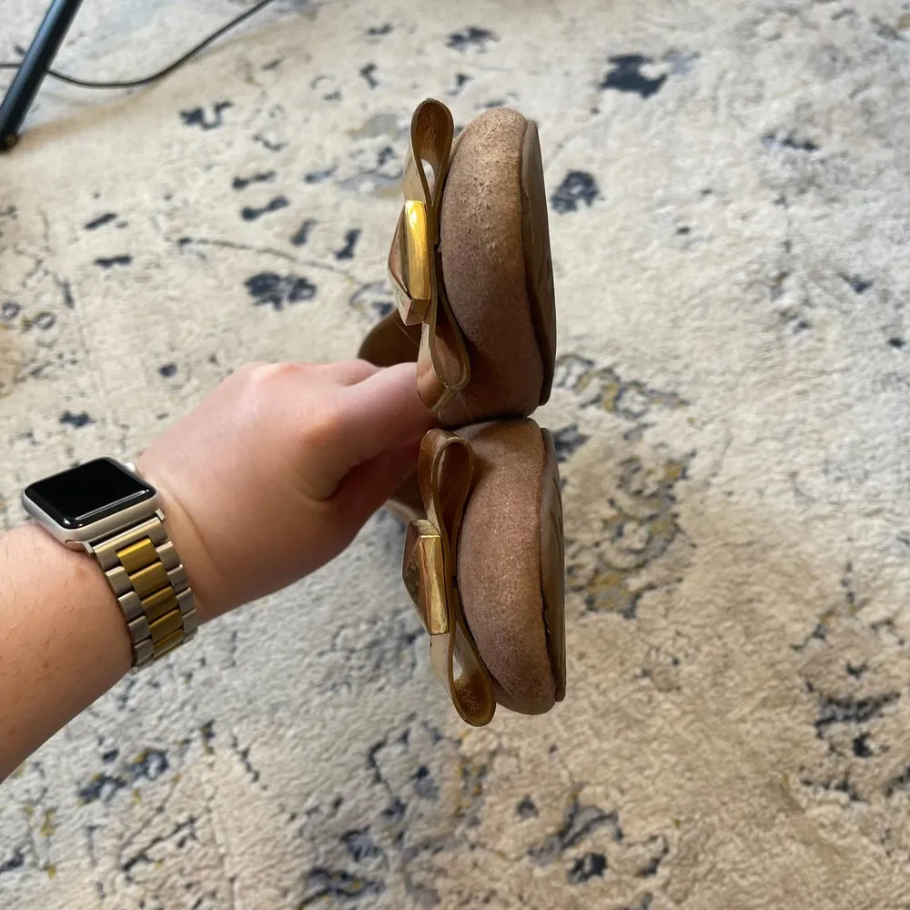 Kate Spade Nude and Gold Rock Stud Bow Ballet Flats Size 7 - Image 8