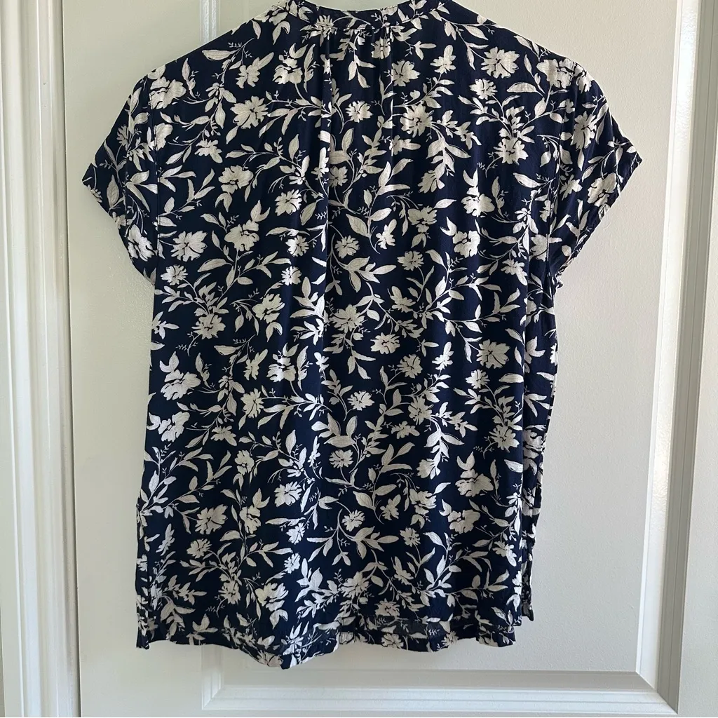 Old Navy Navy and White Floral Blouse - Image 6