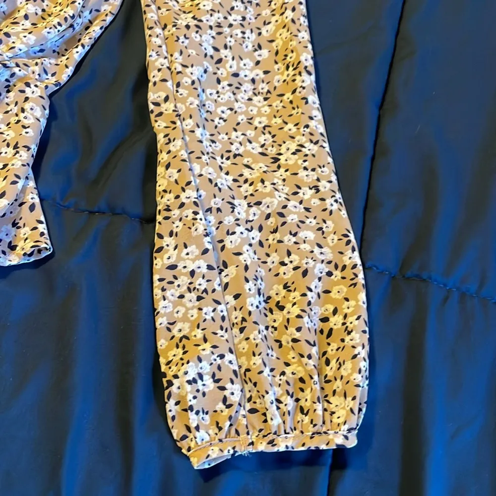 Floral Peplum Blouse size S - Image 5