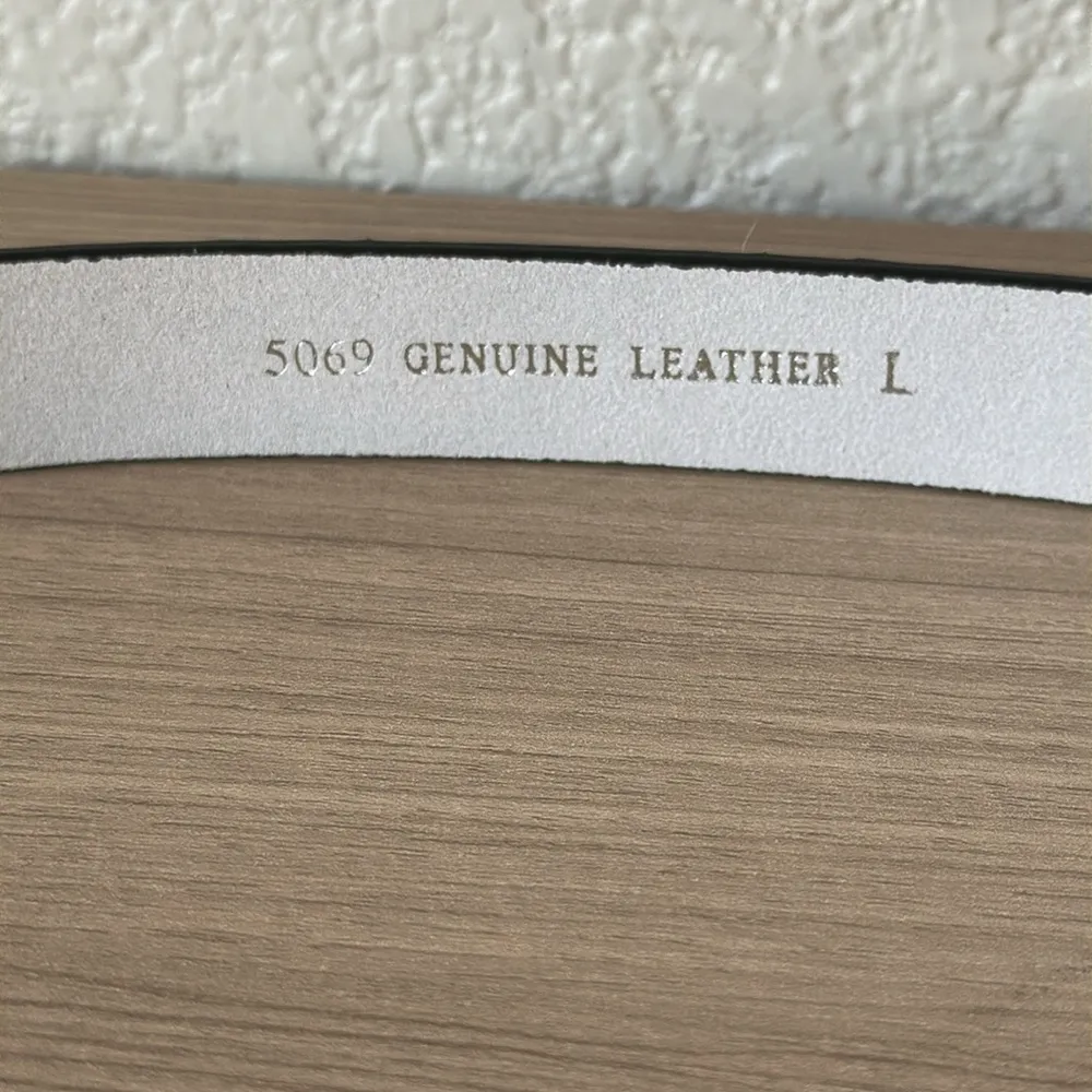 Stylish Black and White Women's Leather Belt - Image 4