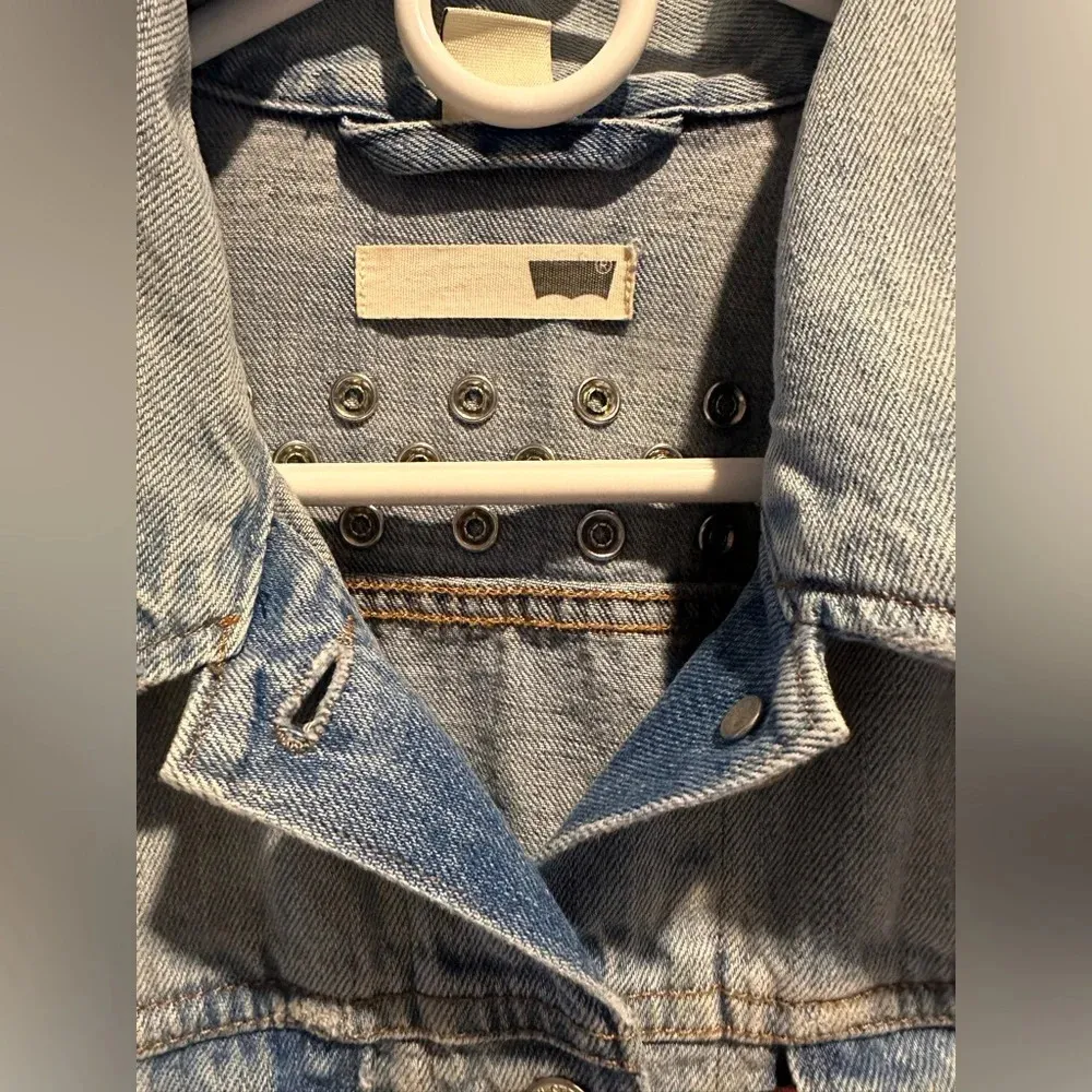 LEVI'S Vintage Trucker Jacket  Studded Denim Womens Medium Light Wash - Image 6