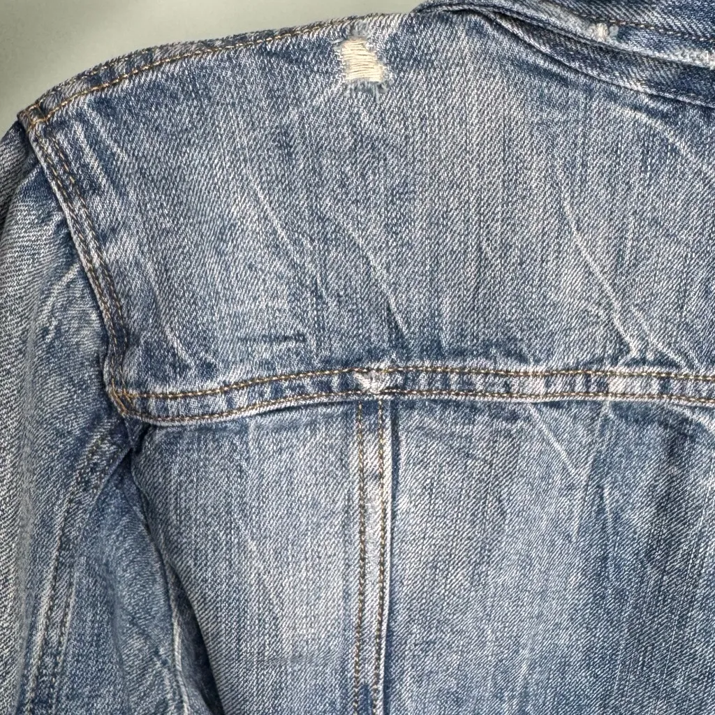 Classic Levi's Distressed Denim Trucker Jacket Size Large - Image 9