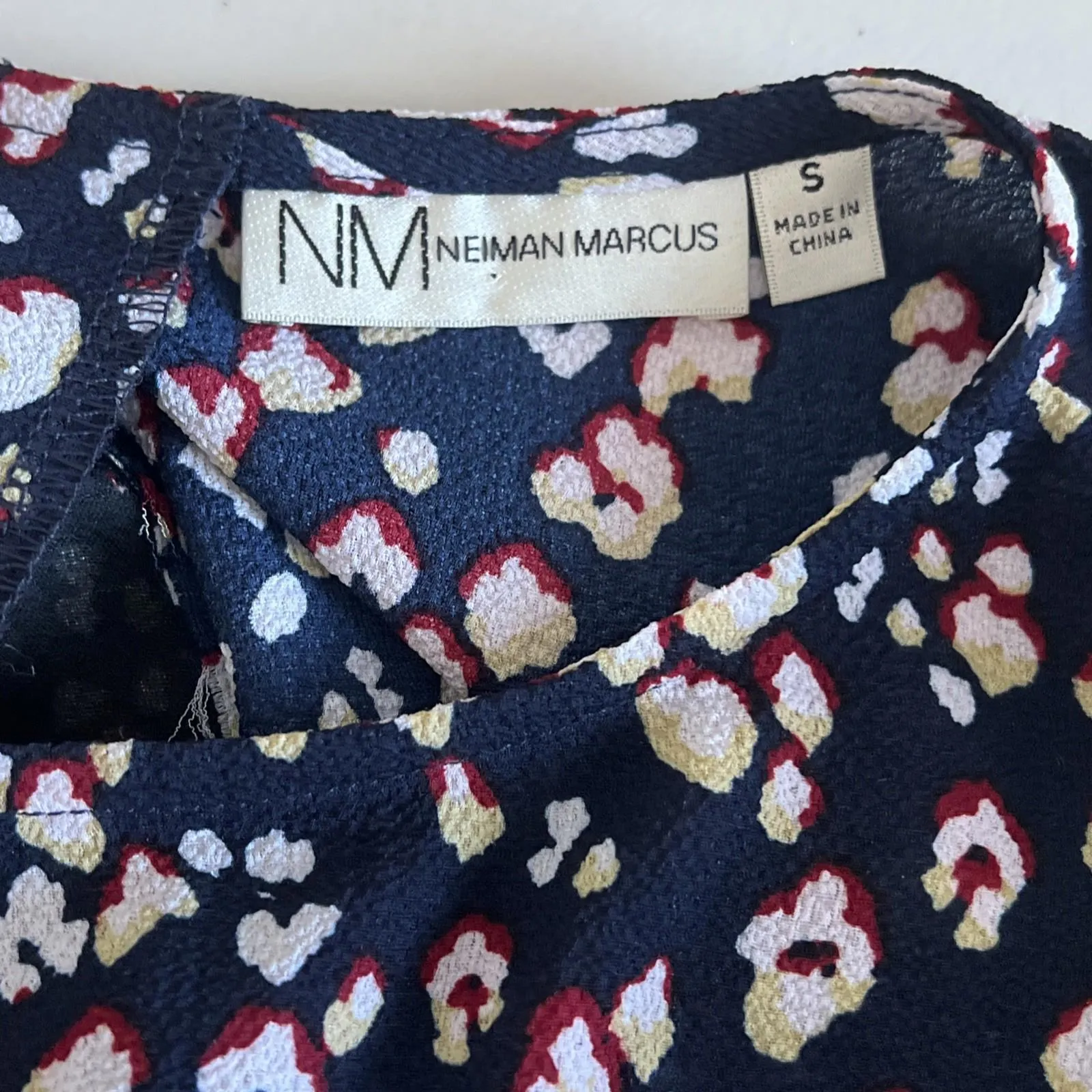 Neiman Marcus Blue Floral Blouse Tie Sleeve Size Small - Image 5