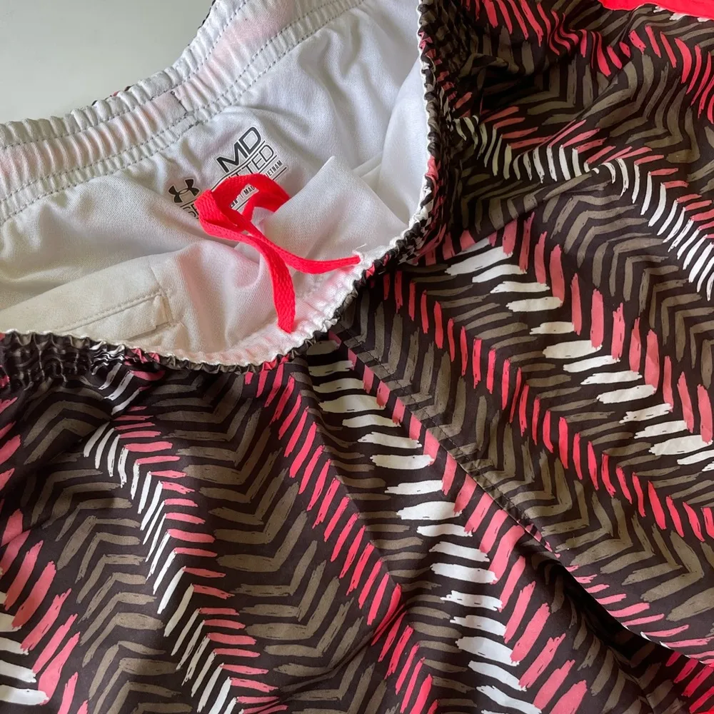 Under Armour Olive Green Neon Coral Heat Gear Semi-Fitted Running Shorts Medium - Image 3