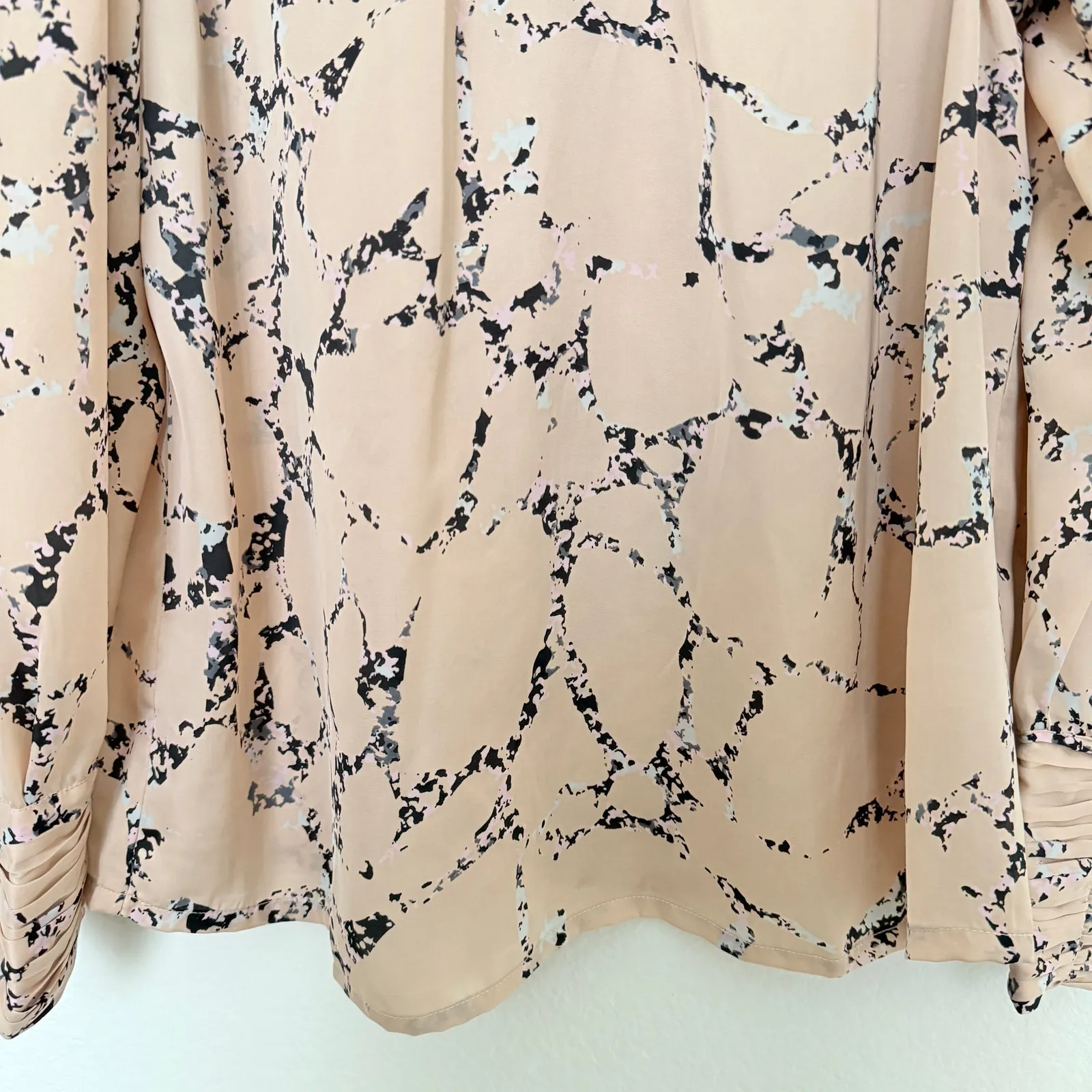 Elan Natalie Mock Neck Blouse in Blush Marble Size Medium‎ - Image 3