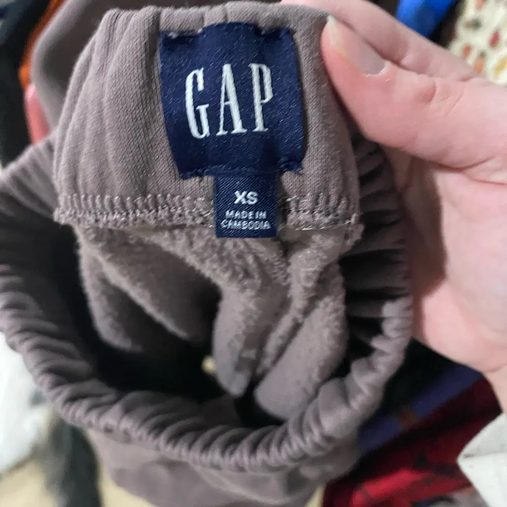 Gap xsmall sweatpants and cropped sweater duo set - Image 3