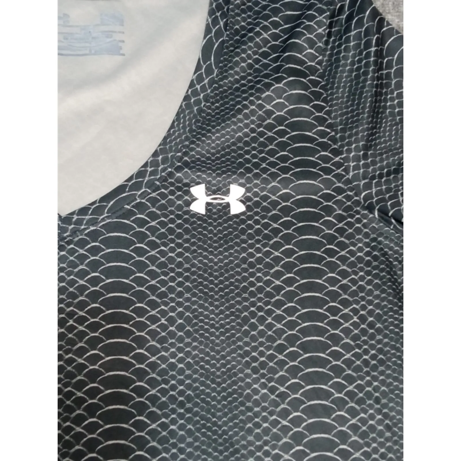 Under Armour Women's T Shirt Snake Pattern Short Slevee Black/ Gray Size Large - Image 5