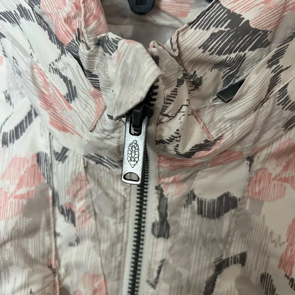 NWOT FP Movement Ivory Floral Off the Grid Vest Pink - Image 5