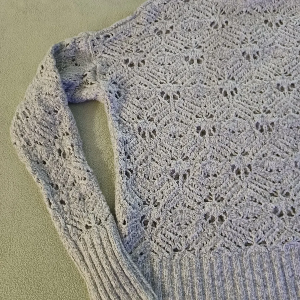 American Eagle Women’s Size Medium Open Knit Gray sweater - Image 2