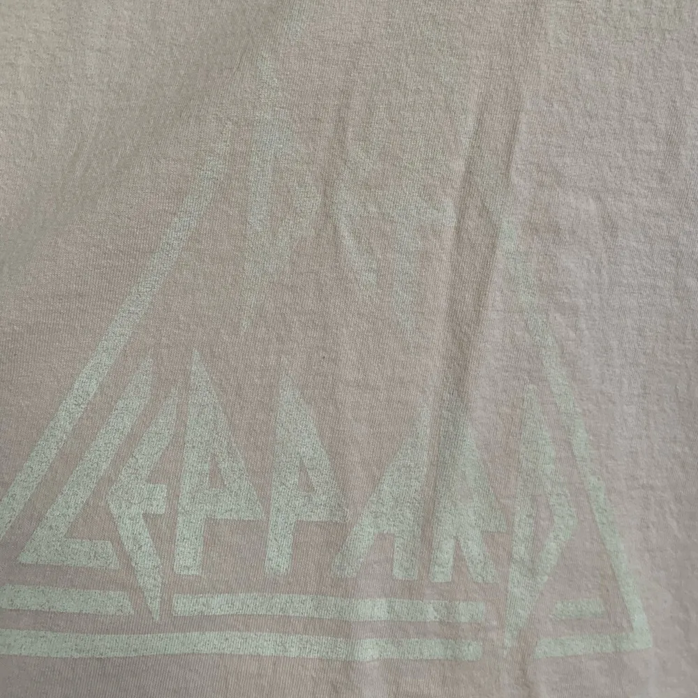 Def Leppard  Cut-Out Band Tee Small - Image 2