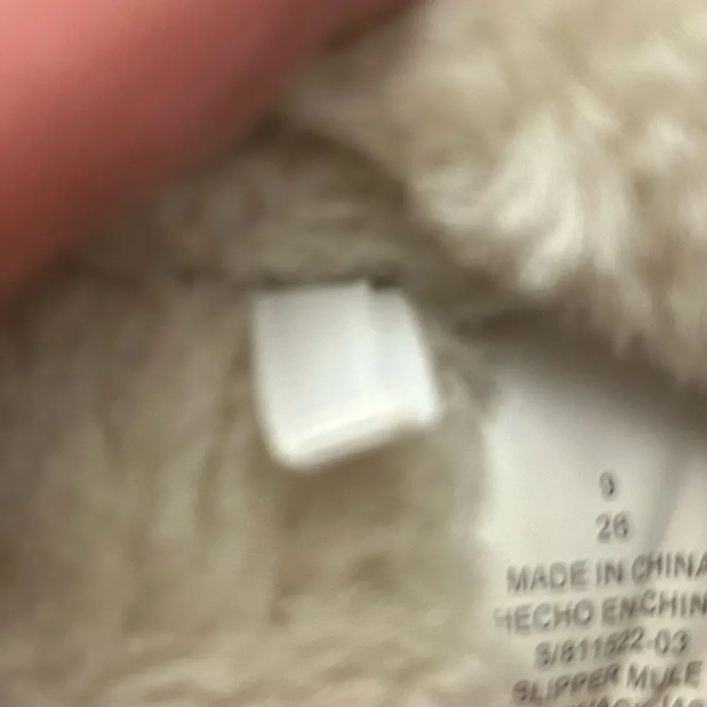 Old Navy Black and Cream Fuzzy Slippers 9 great shape! - Image 4