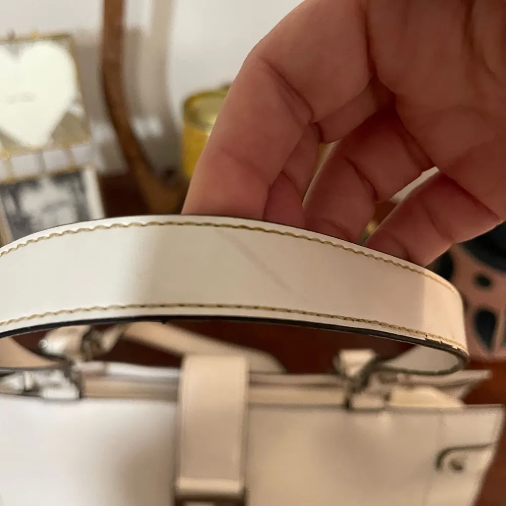 Vintage Y2K Guess White Shoulder Bag with Silver Details Satchel PU - Image 4