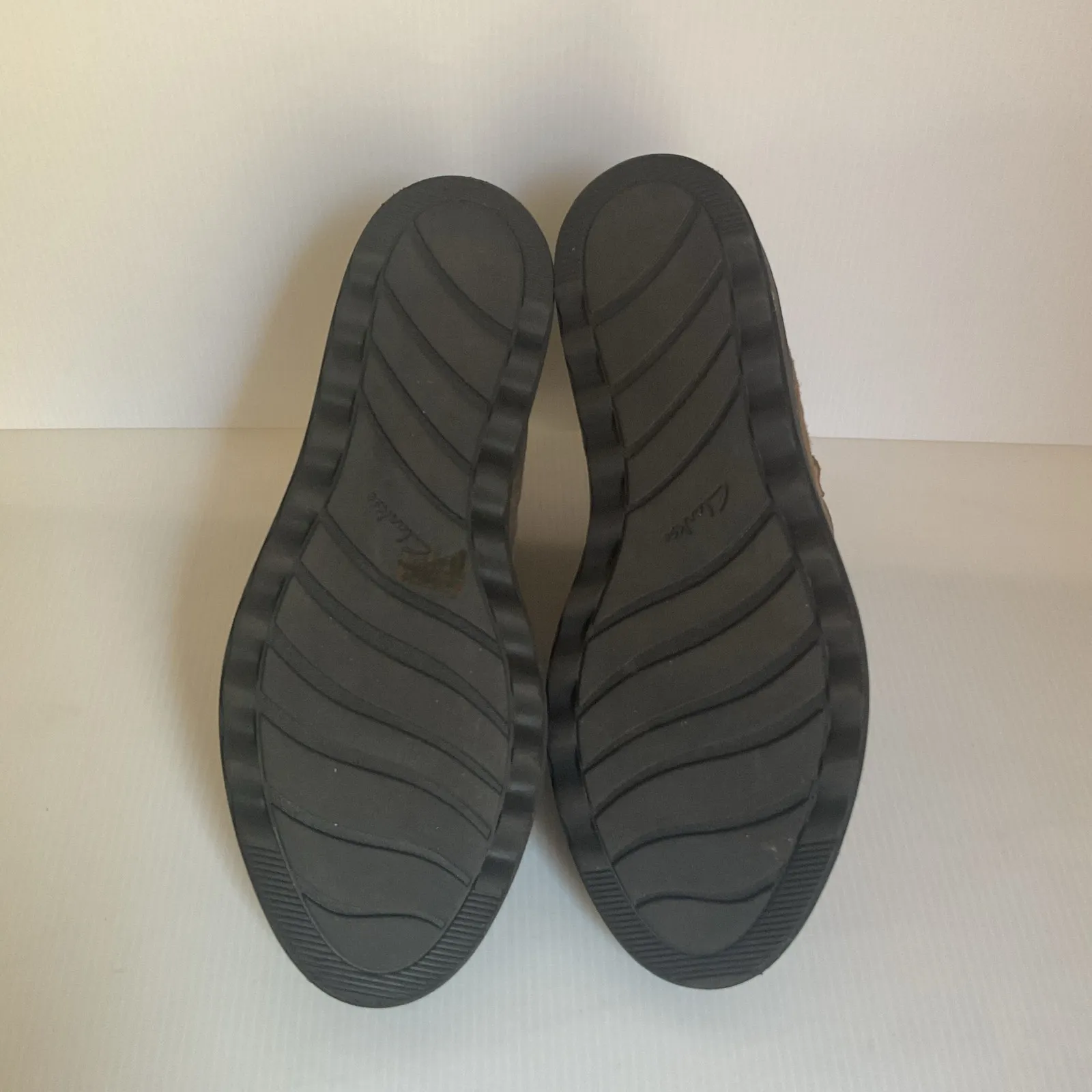 Clark’s Women’s Taupe Suede Ankle Boots Size 8 / EU 39 Bow Accent - Image 7