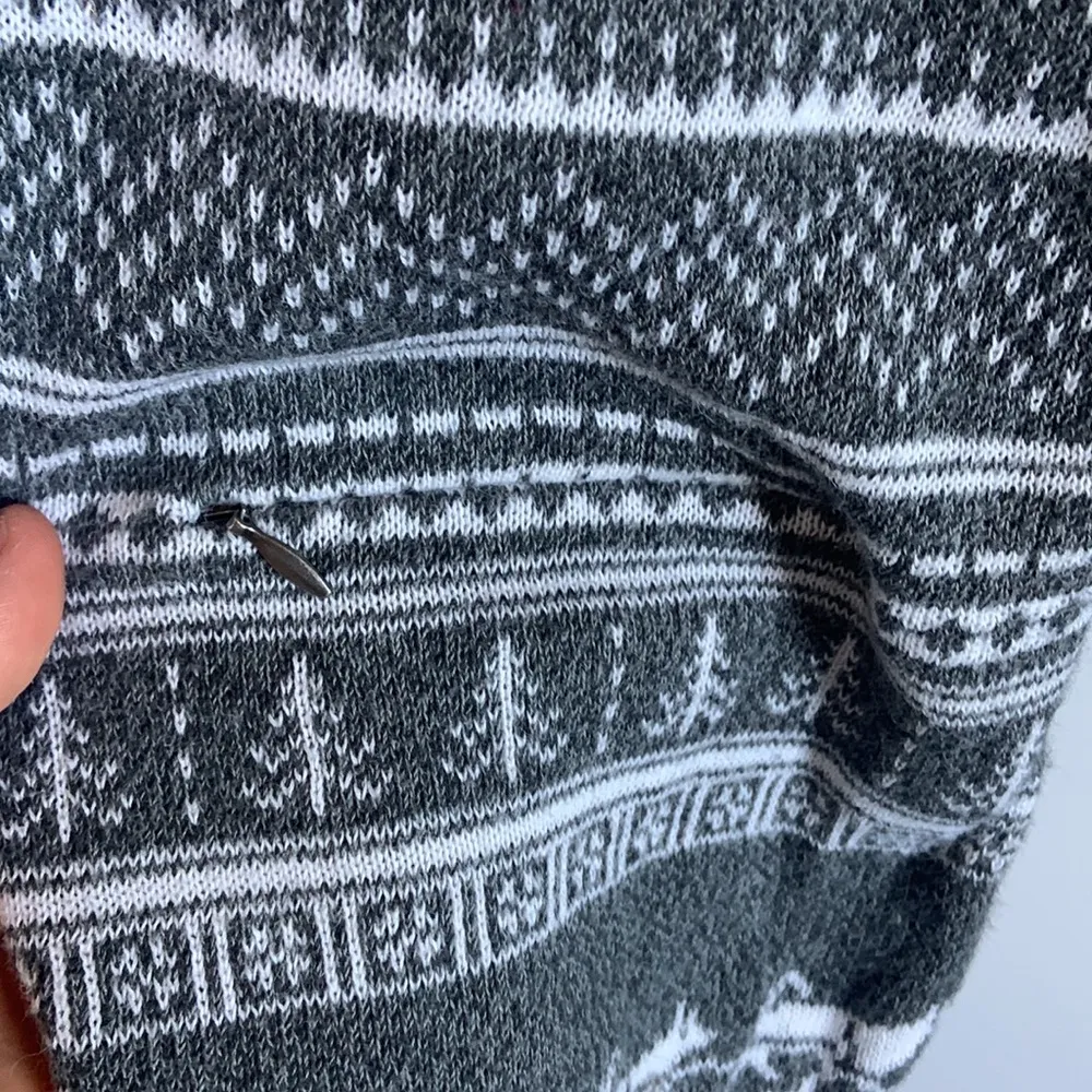 Woolrich Pullover V Neckline Sweater Size Medium - Image 4