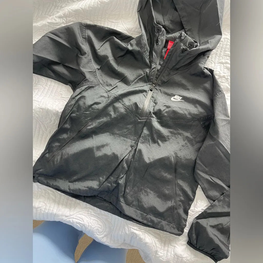 NIKE BLACK HOODED WINDBREAKER SIZE SMALL - Image 4