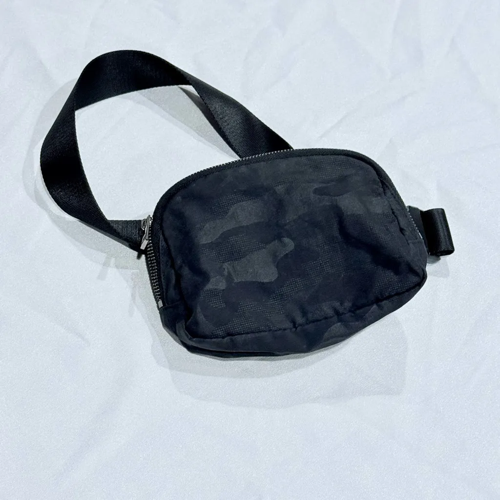 Amazon Black Camouflage Crossbody Bag - Image 2