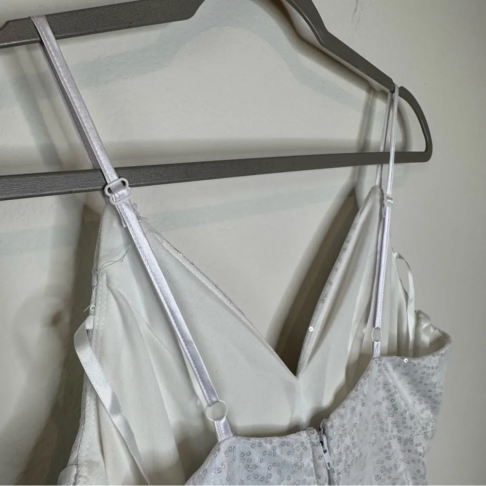 Junior’s Sequin V-neck Gown Size 3 NWT - Image 9