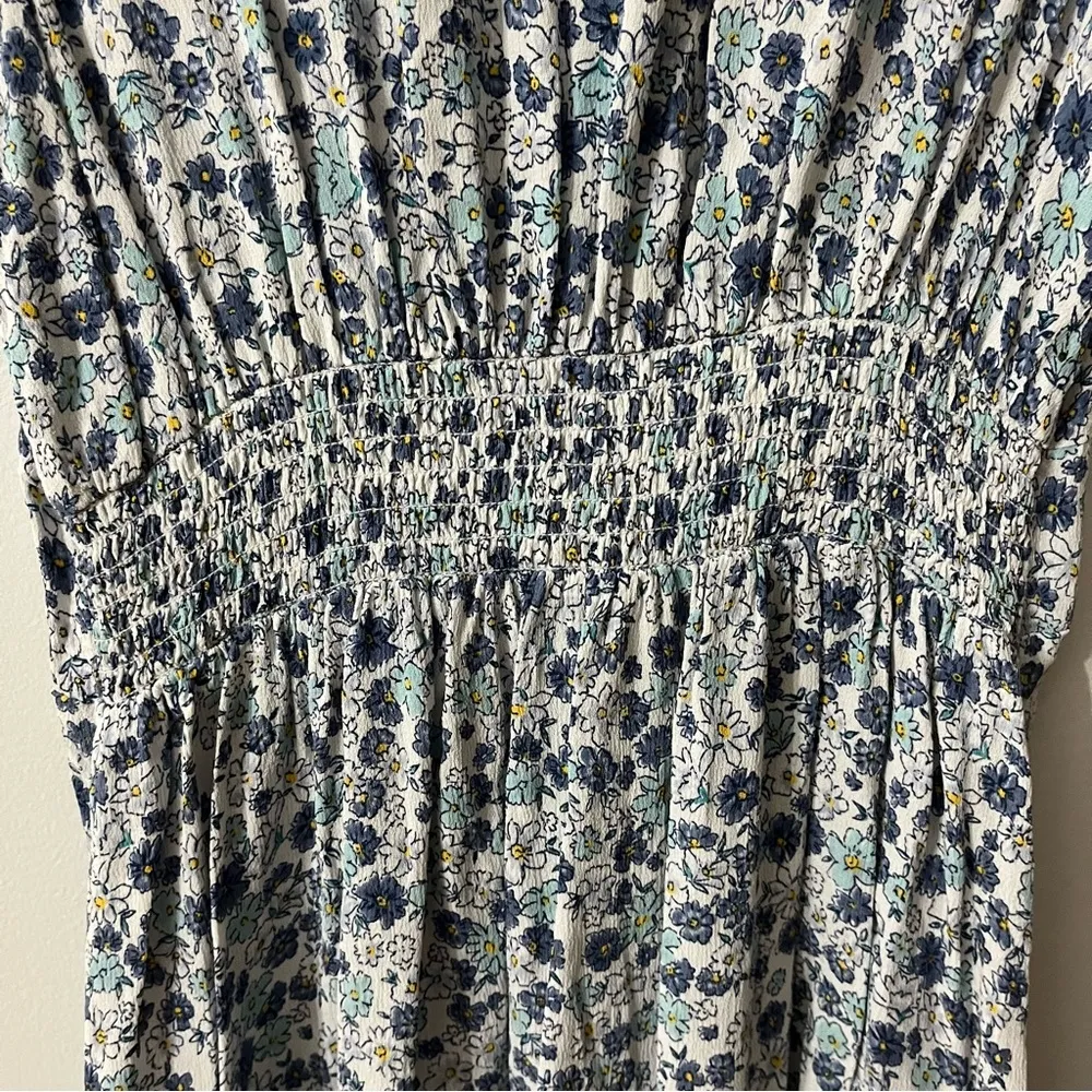 White dress with blue flowers. Little pull tie in the front 100% viscose. I - Image 7