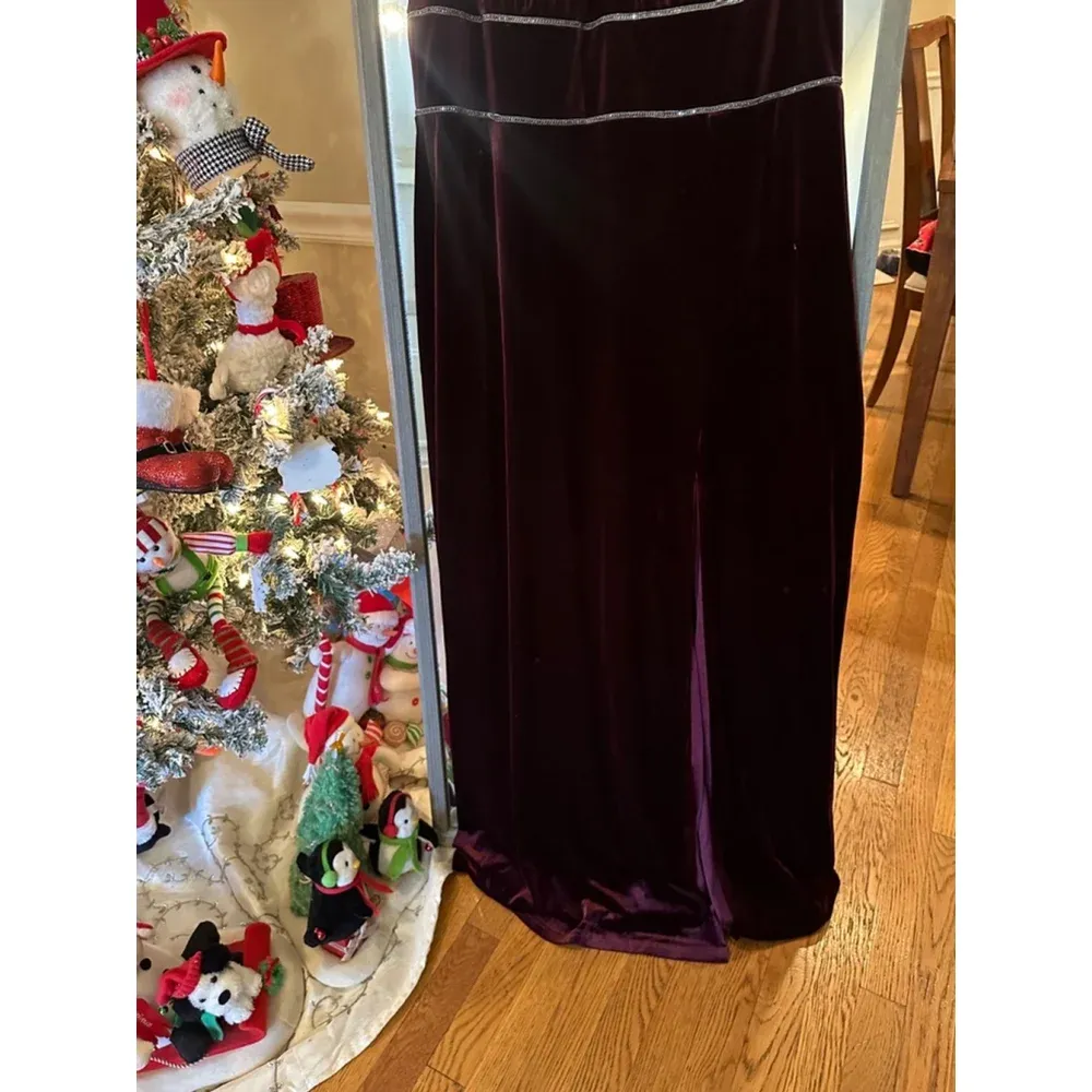 Oleg Cassini Burgundy Velvet embellished long Cocktail/Formal Dress‎ , Size 16 - Image 5