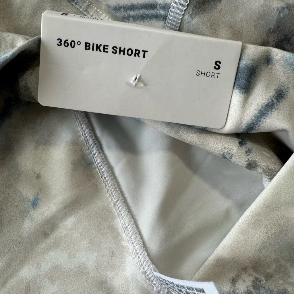 Soma WKND 360 Bike Shorts NWT size Small in Cloud Texture Optic White - Image 8
