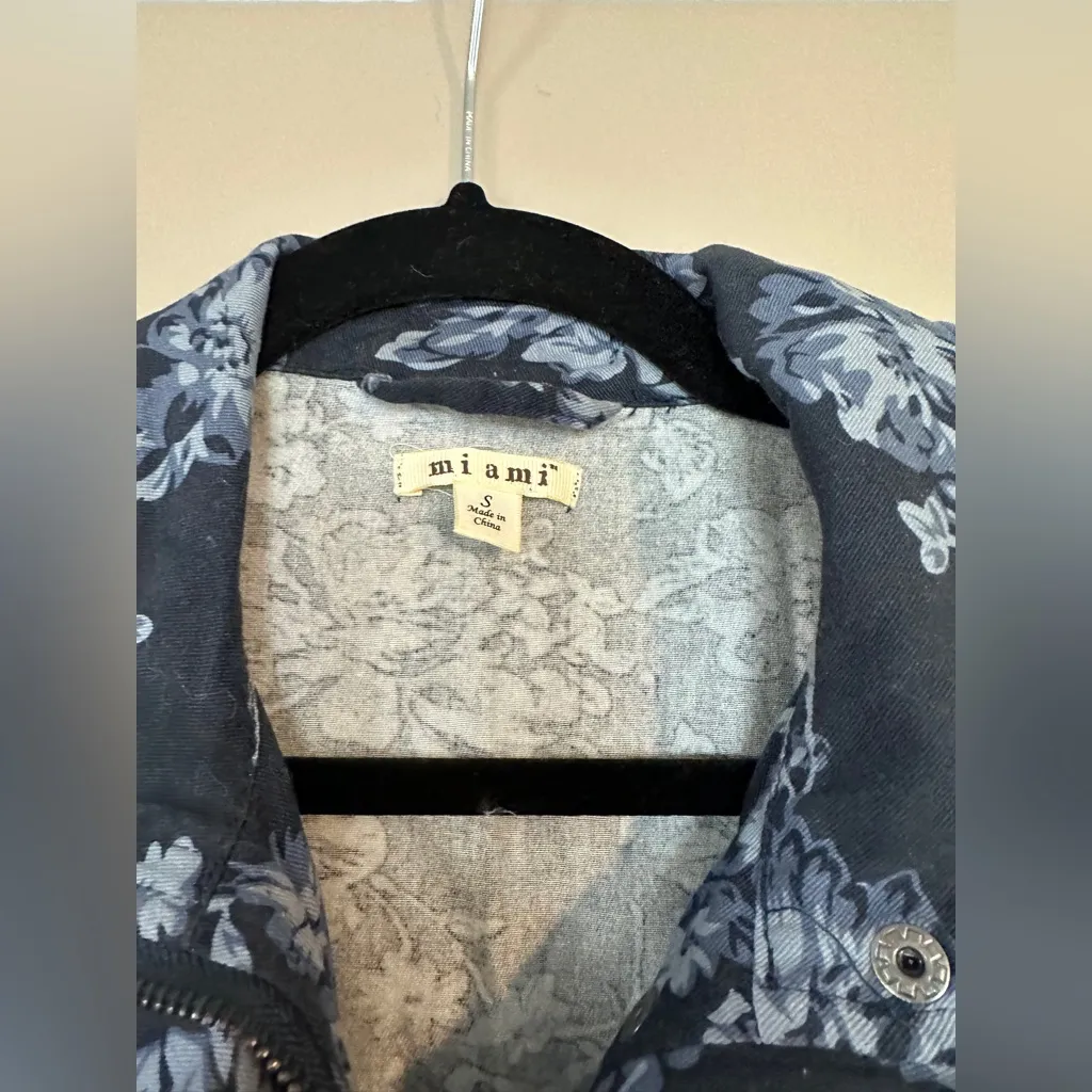 Miami from Francesca’s Navy Floral Jacket. Size small. - Image 4