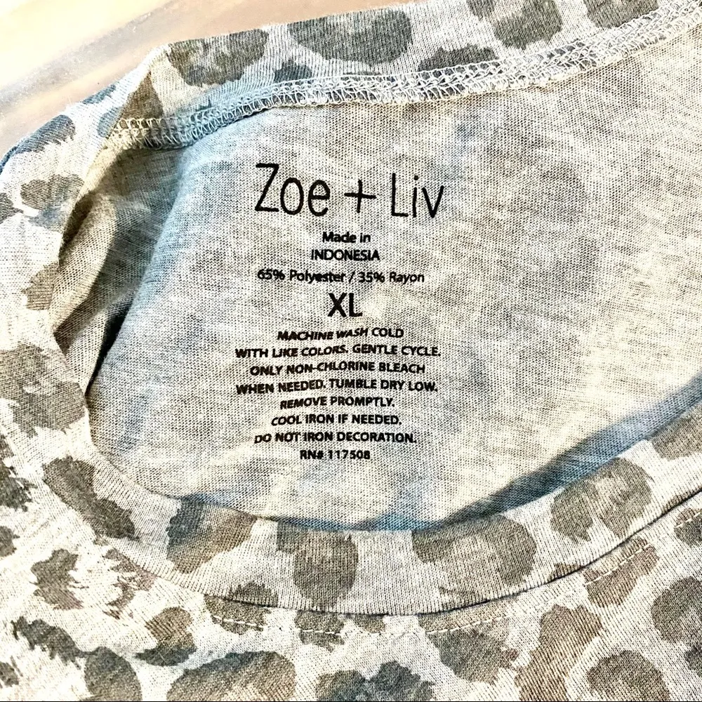 ZOE + LIV gray leopard print top XL - Image 4