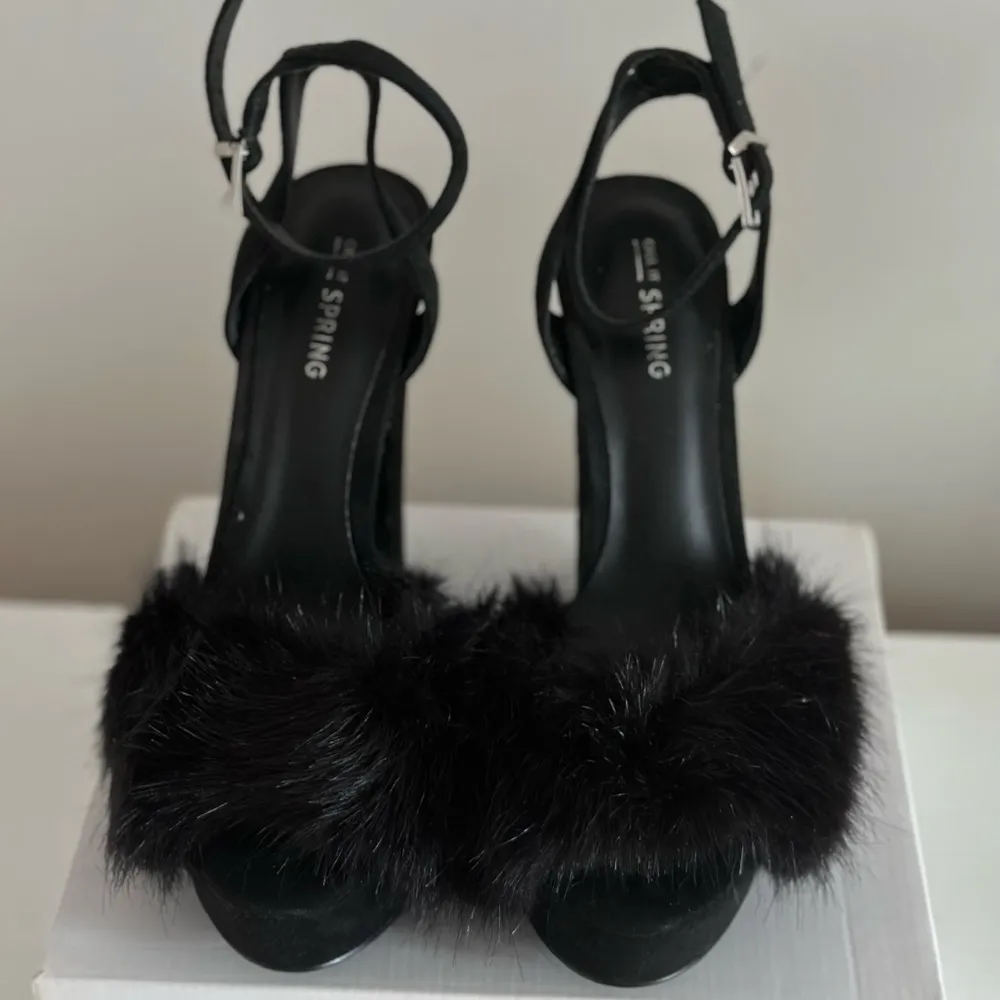 Black fluffy high hills Size 7 - Image 4