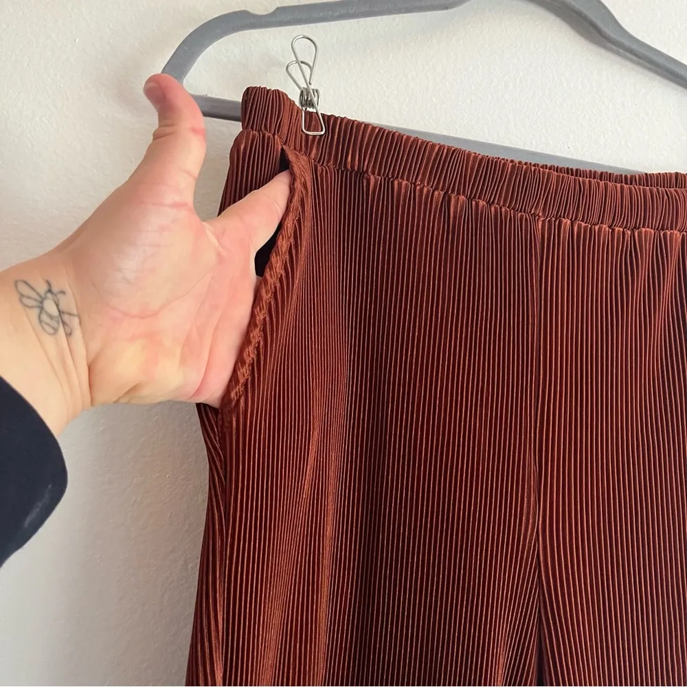 Gilli Cinnamon Plisse Hem Satin Blouse and Pant Lettuce Hem Set Size Medium Brown - Image 14