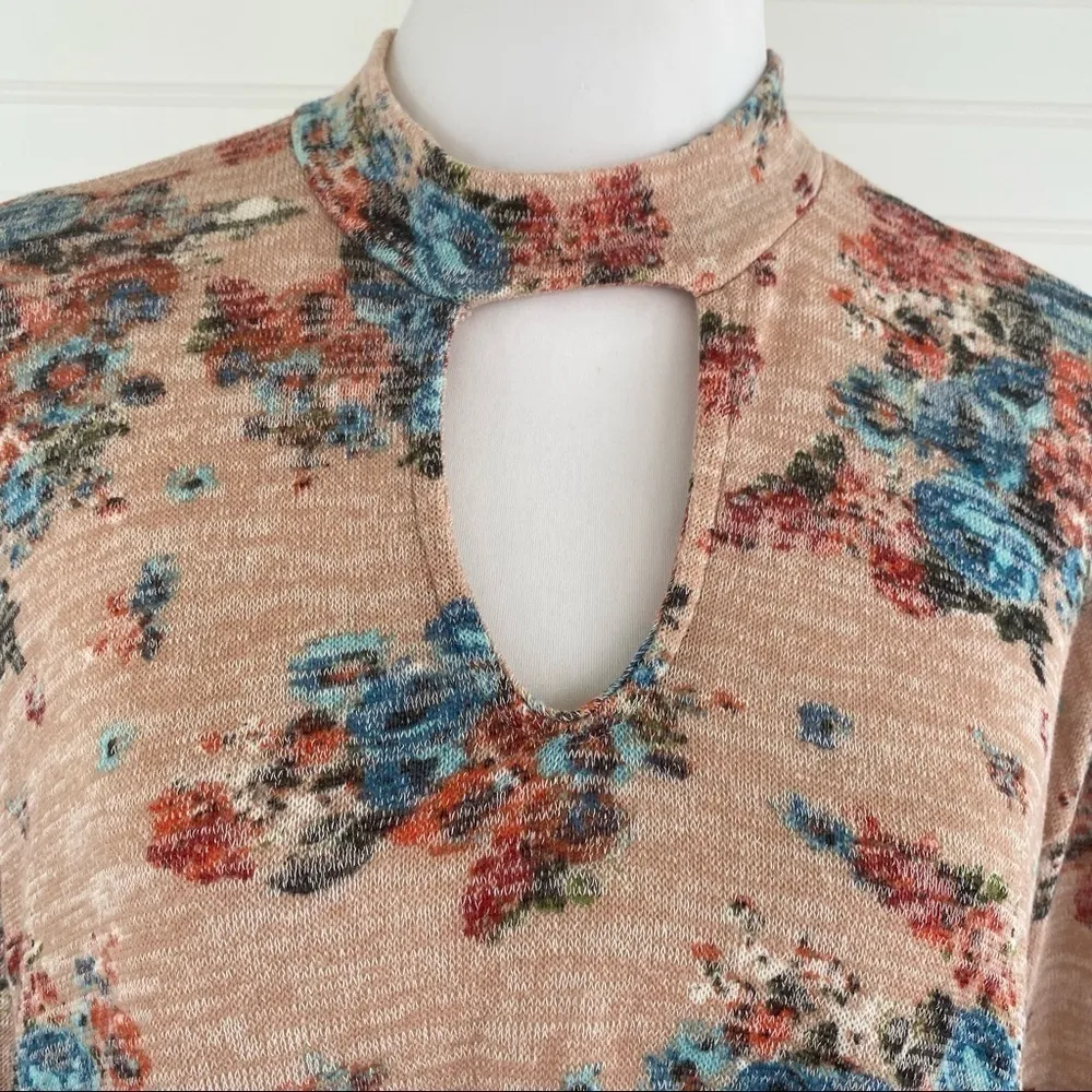 Floral ruffle sleeve tunic blouse Size Medium - Image 4