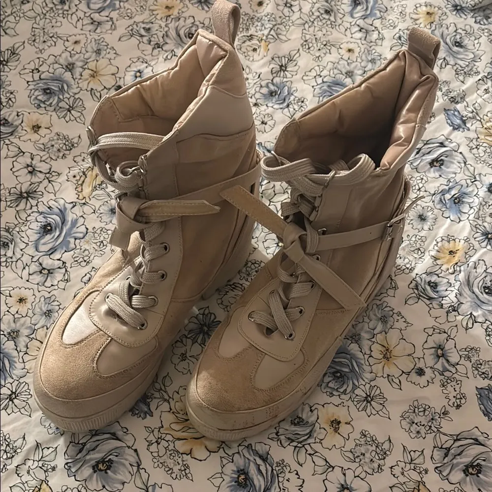 Pretty Little Things Combat Boots with Chunky Sole and Rugged Design - Image 10