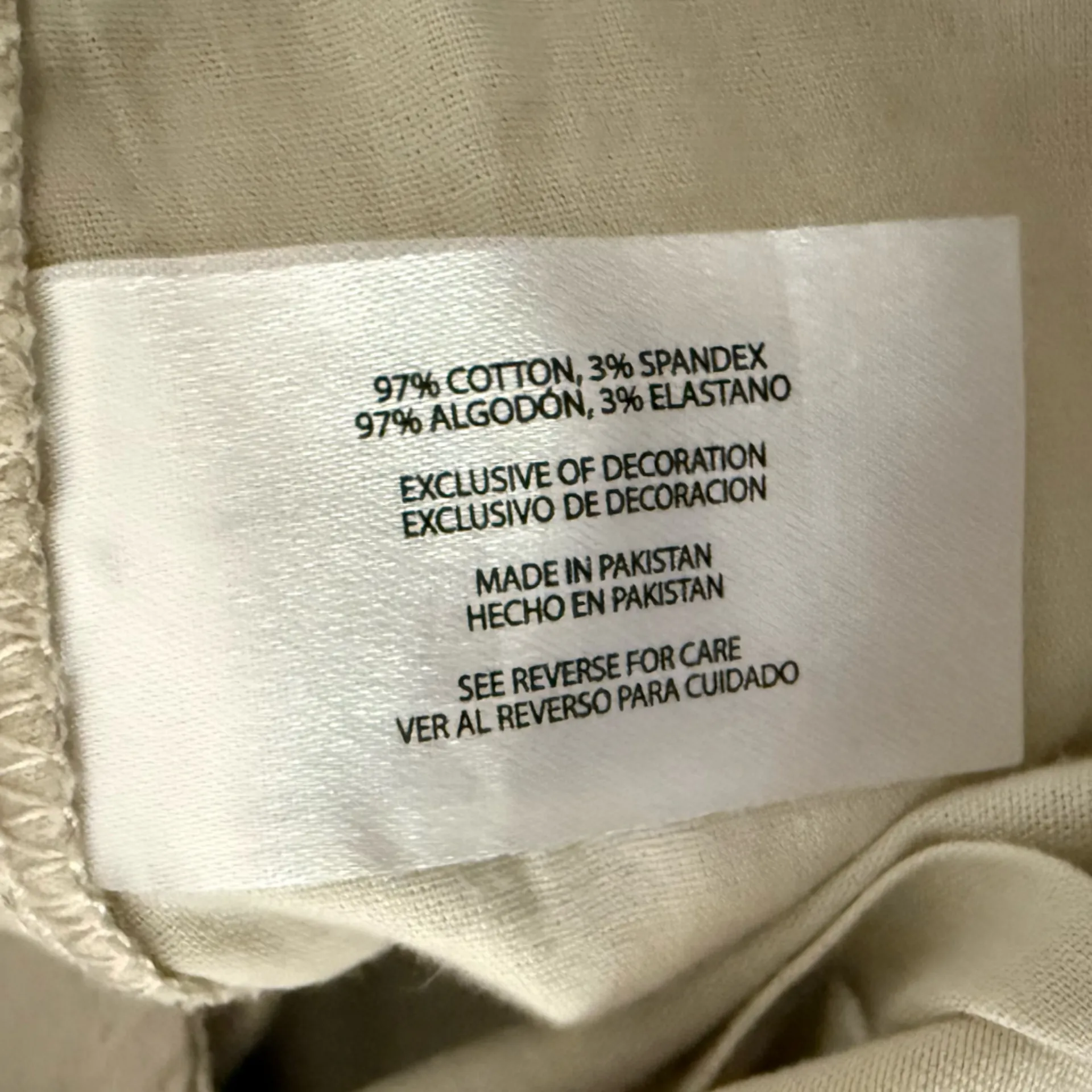 GAP Women’s Classic Midrise Short  Size 16 With an easy fit front slant pockets - Image 11