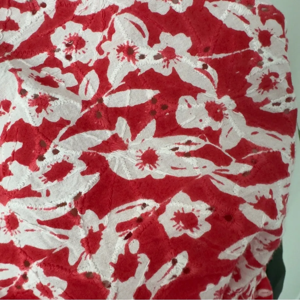 Anthropologie Red White Eyelet Puff Sleeve Smocked Cropped Top stretch floral L - Image 5