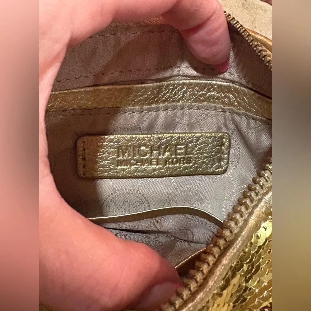 Michael Kors Gold Pebble Grain Leather & Sequence Wristlet W Strap - Image 6