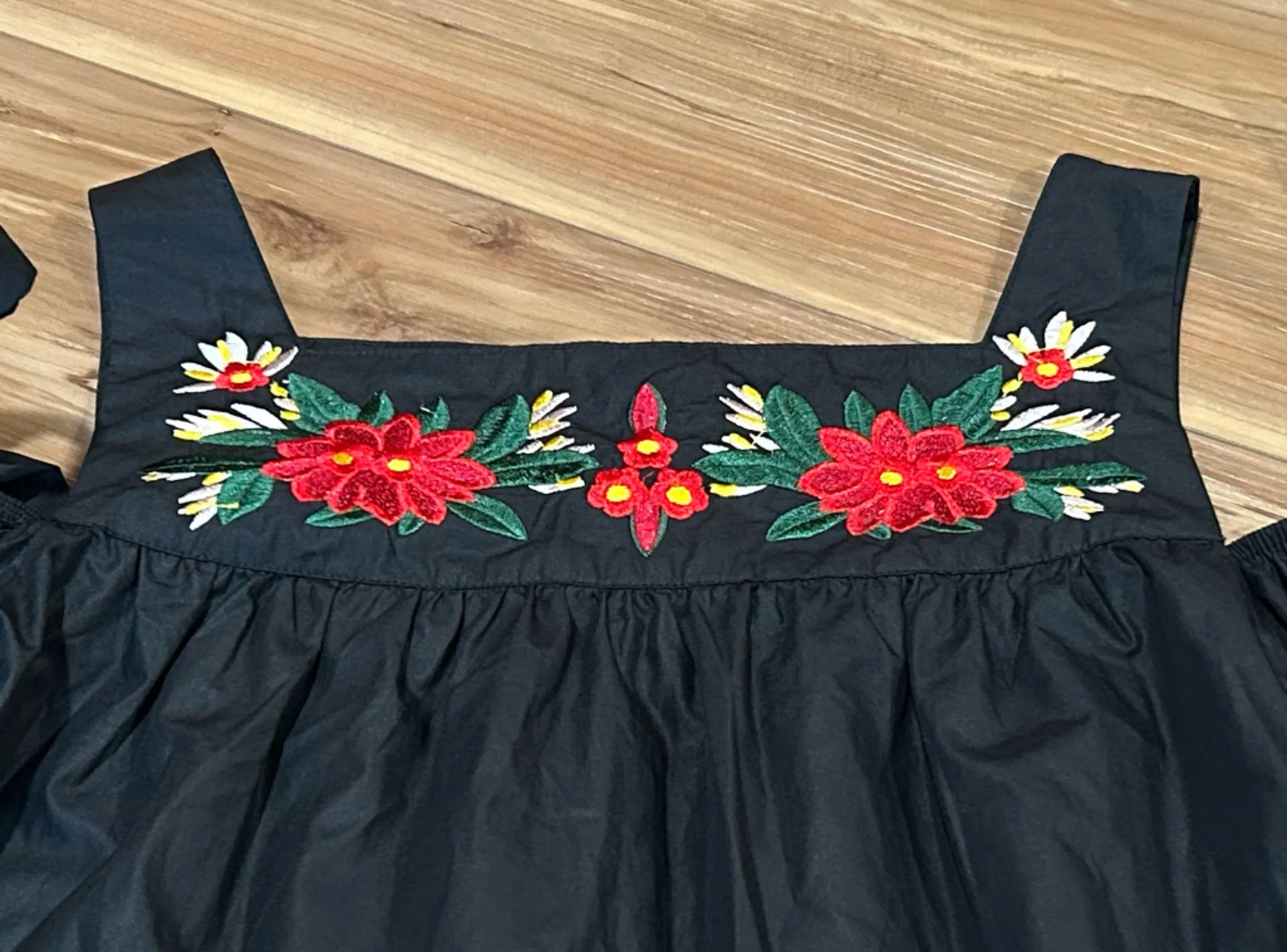 Romeo & Juliet Couture Embroidered Floral Black Top Tie Sleeve Blouse Size Small - Image 3