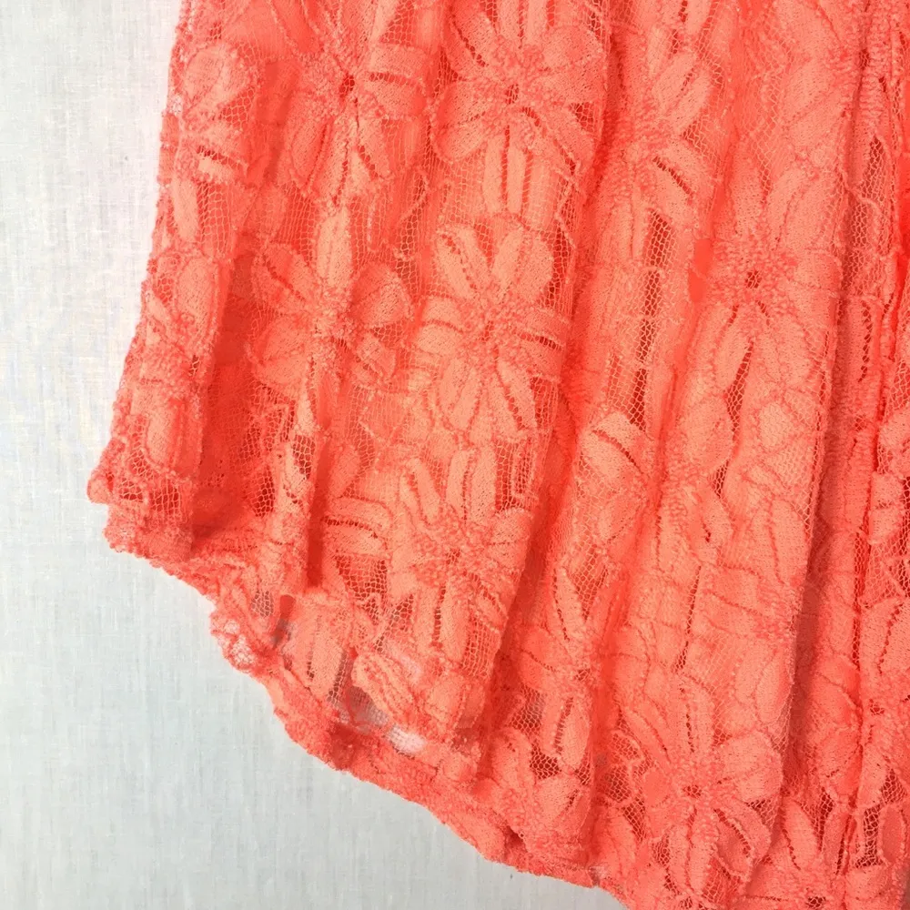 Reborn J Lace Bottom Scoop Neck Tank Top Size Medium - Image 2