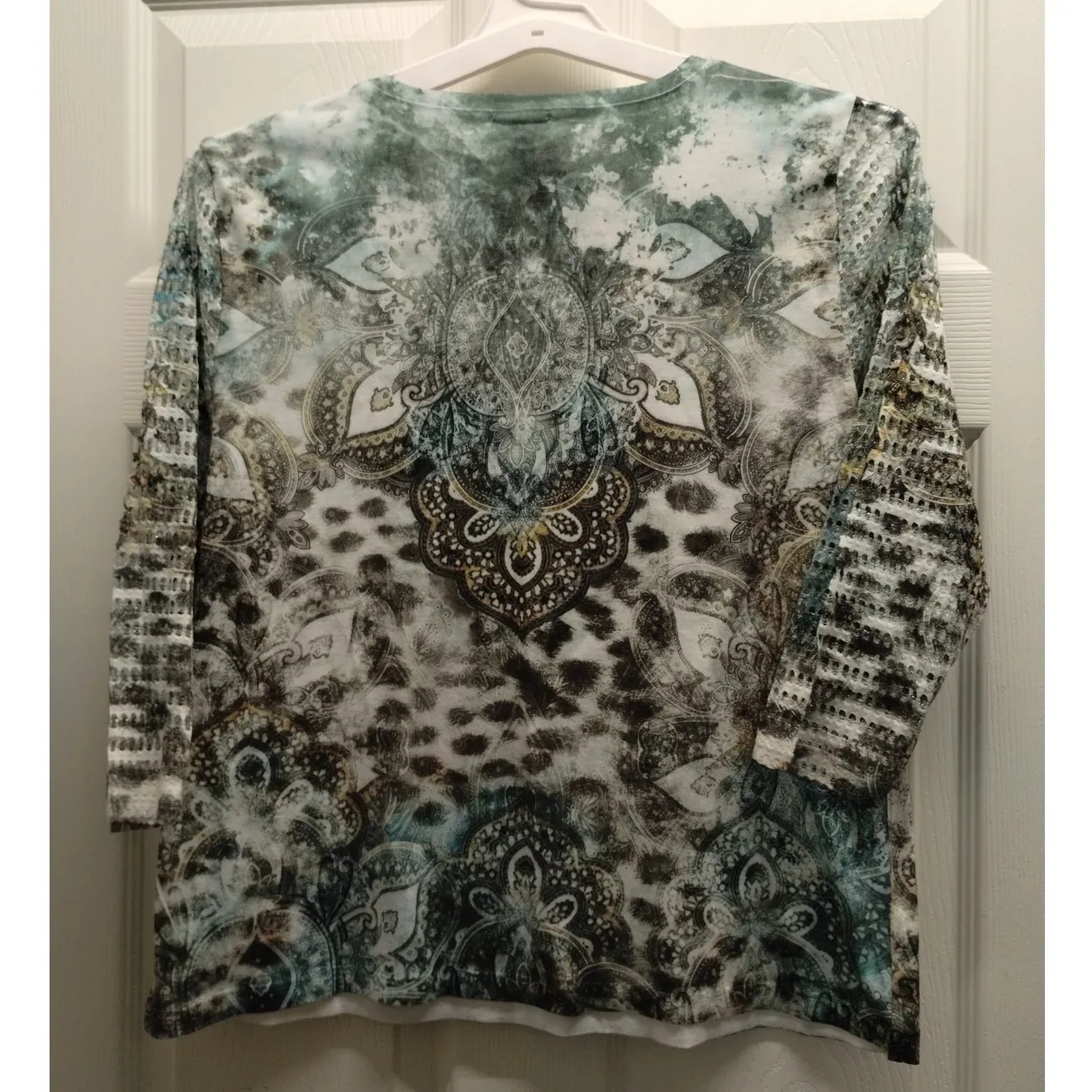 Chico's Zenergy Size Large (2) Artsy Rhinestone 3/4 Sleeves w/ Eyelet Detail Top - Image 3