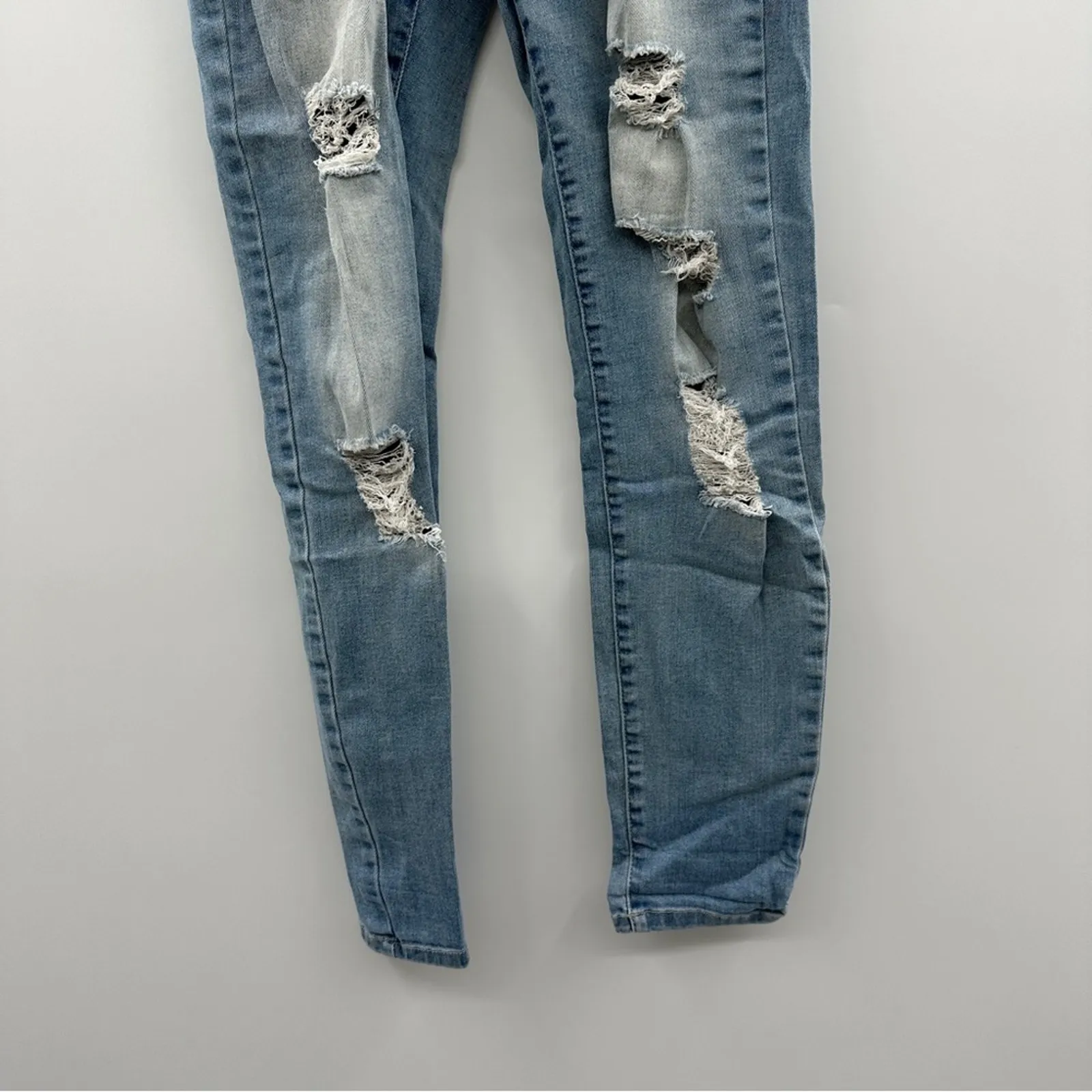 Refuge Mid Rise Light Wash Distressed‎ Skinny Jeans Sz 6 - Image 3