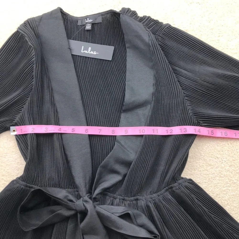 Lulu’s: Black Pleated Deep V Long Sleeve Top - Image 3