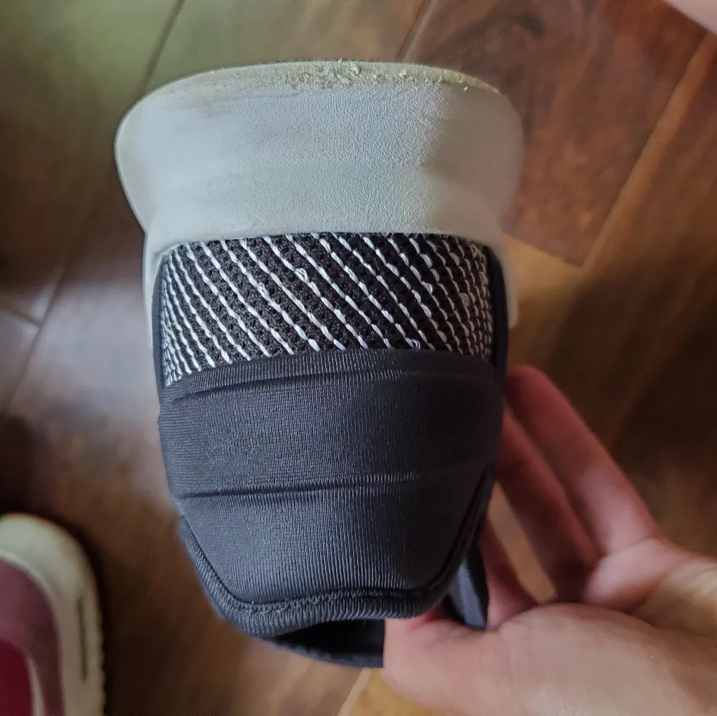 Adidas tennis shoes size 7.5 youth fits women's size 8.5 - Image 4