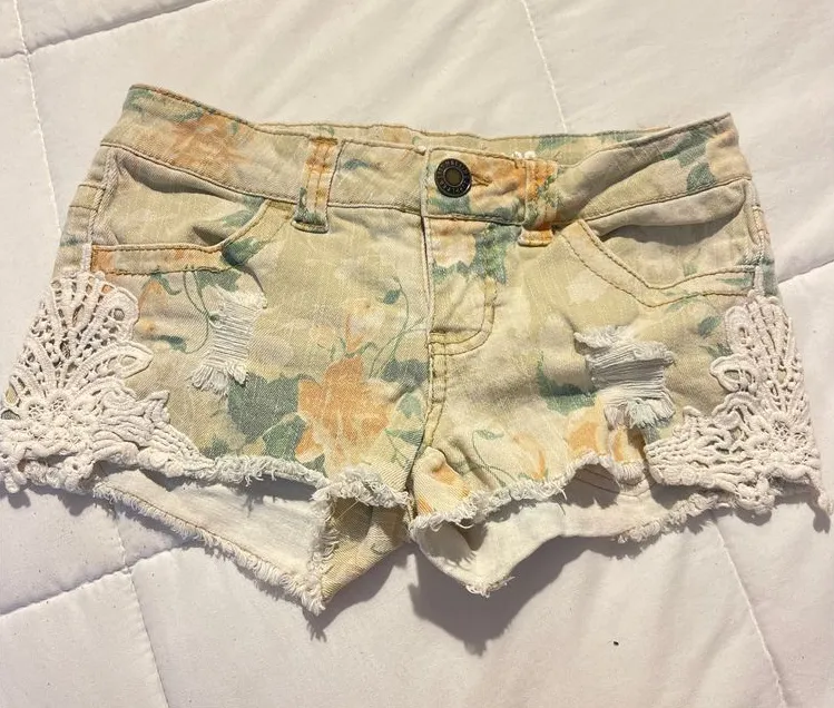 Mossimo Floral Denim Shorts Lace Trim Distressed Boho Chic Summer Fashion Size undefined - Image 1