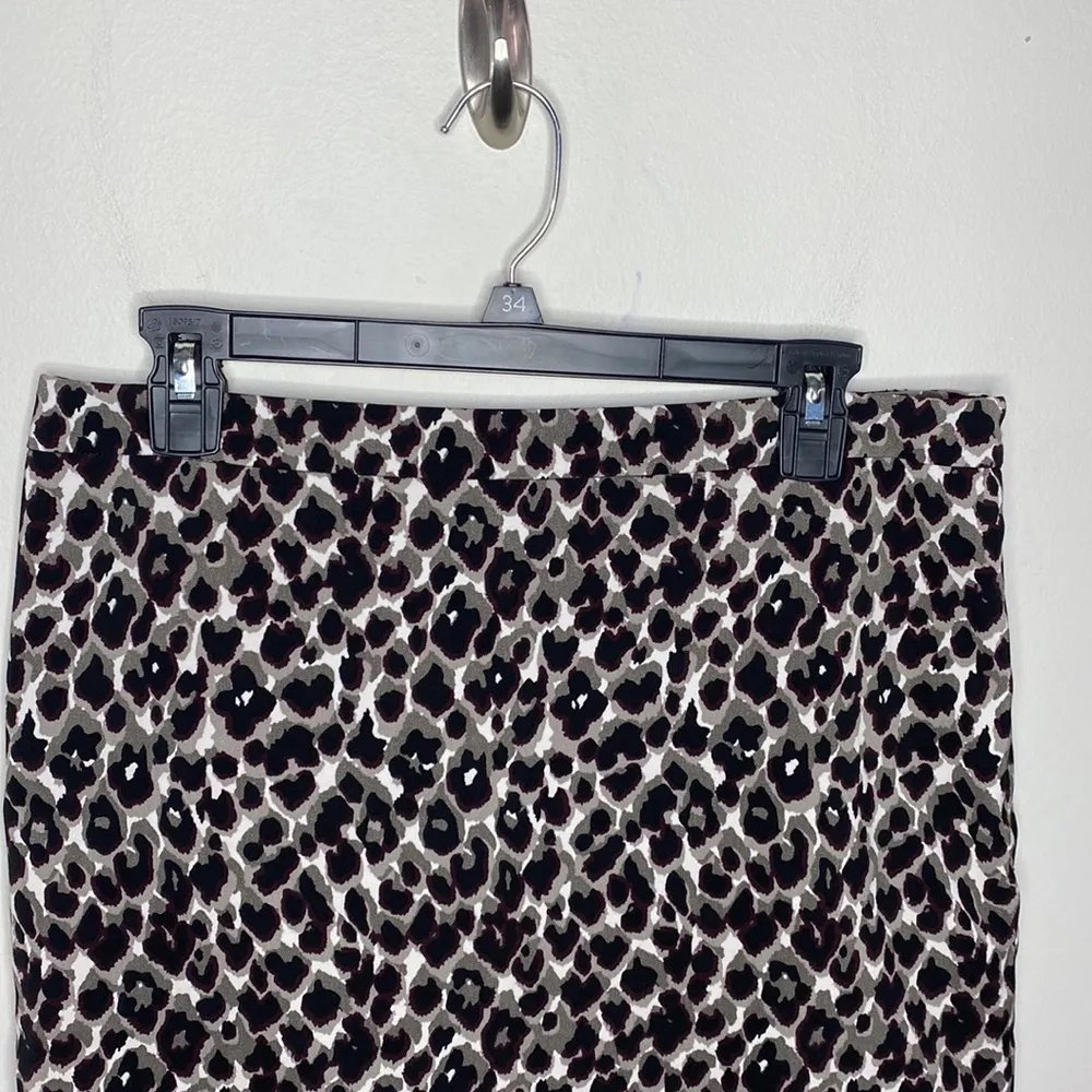 Ann Taylor Factory leopard print pencil skirt size 8 Black - Image 3